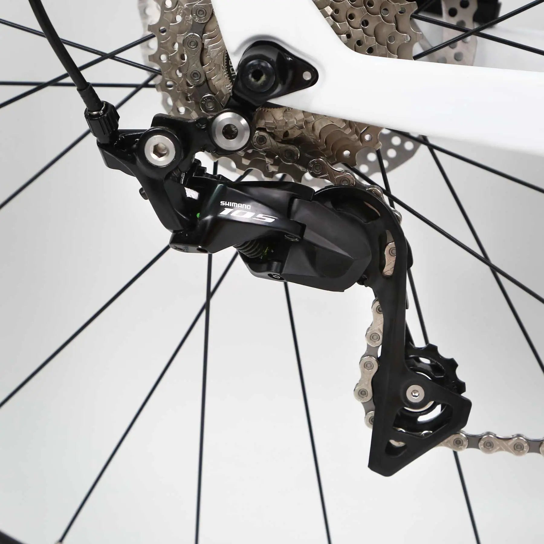 Modelo H Pro – Bicicleta de carretera con cuadro de carbono y Shimano 105 22v